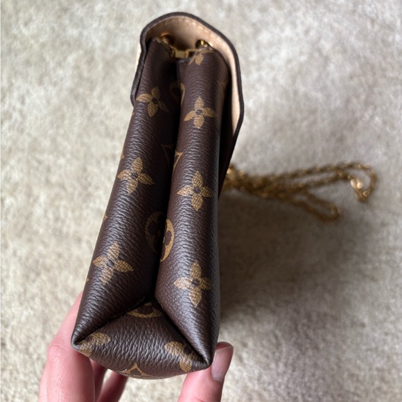 ✨GENUINE✨ LOUIS VUITTON Monogram Pallas Chain (Gold) in Crème - Picture 5 of 10